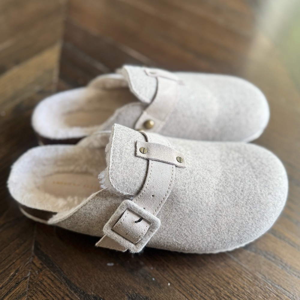 American Eagle Clogs